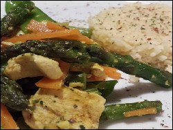 Asia-Hähnchen-Pfanne mit grünem Spargel