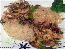 Asiatischer Glasnudelsalat mit Garnelen