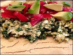 Avocado-Burrito mit Spinat-Rührei und Tomaten-Salsa