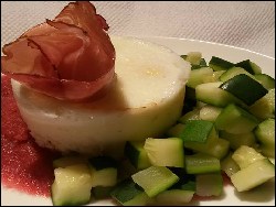 Eiertörtchen mit Zucchini an rosa Sauce
