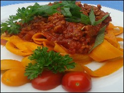 Karotten-Bandnudeln mit Bolognese-Soße
