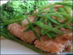 Lachs im Sesammantel auf Erbsenpüree und Zuckerschotenstroh