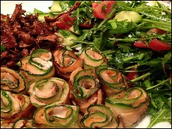 Lachs im Zucchinimantel mit Pfifferlingen und Rucolasalat