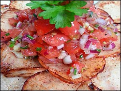 Leichter Tomatensalat an der Putenbrust