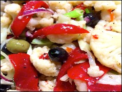 Mediterraner Blumenkohlsalat mit Oliven und eingelegter Paprika
