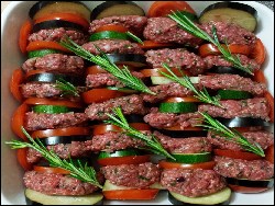 Ofenfrikadellen mit Gemüse in Tomatensoße