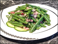 Salat aus grünen Bohnen, Zwiebeln und Speckwürfeln