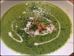 Salatsuppe mit Lachsstreifen