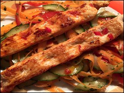 Geflügel-Chili-Spieße an Asia Salat
