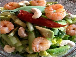 Scharfer Thai-Salat mit Garnelen & Avocado