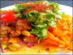 Scharfes Rindfleisch an Karottennudeln