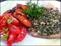 Schnitzel mit Kräuterhaube an Ofenkarotten