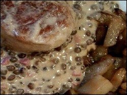 Schweinefilet mit Bratkohlrabi in einer Speck-Senf-Linsen-Soße