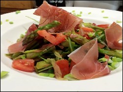 Spargelsalat mit Serrano an Zitronen-Senf-Spargel-Vinaigrette