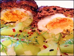 Überraschungsei-Frikadelle mit Gurkengemüse