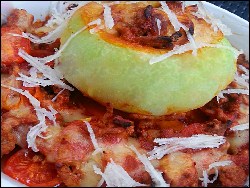 Scharfe Kohrabi triffe süße Tomate